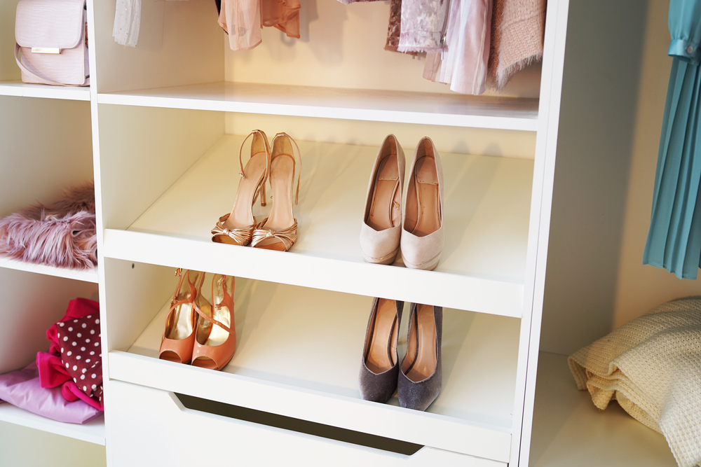 Zapatero incorporado en el interior de un armario, optimizando el espacio para mantener los tacones organizados y protegidos. Una solución elegante y práctica que mantiene el calzado fuera de la vista, contribuyendo a una estética limpia y ordenada en el dormitorio.